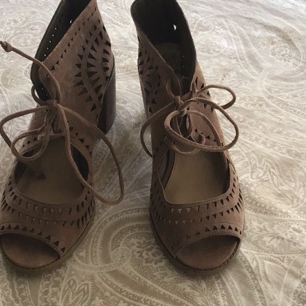 Vince Camuto Womens Open Toe Shoes